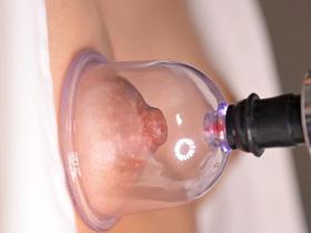 不感症の悩みを会社の先輩に打ち明けたらまさかの乳首開発で覚醒…今日も業務中に早漏デカ乳首でヨガりイキまくってます 松下りこ　サンプル画像05